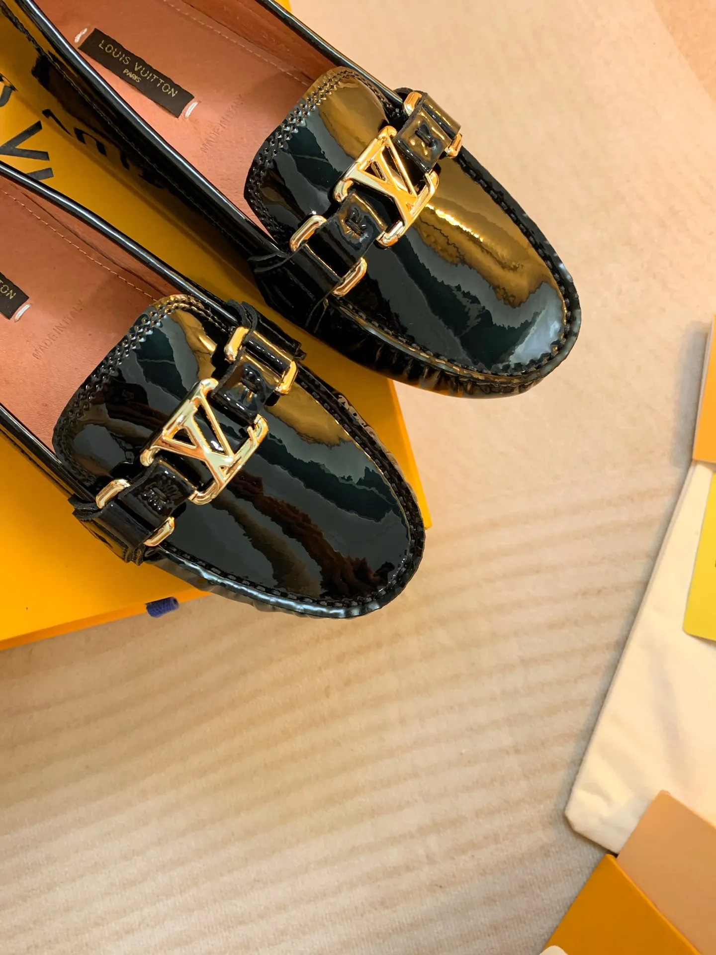 p460💰Couple model❤️🇫🇷 𝙇𝙤𝙪𝙞𝙨 𝙑𝙪𝙞𝙩𝙩𝙤𝙣 🇫🇷Louis Vuitton 2023 Classic𝓛𝓿 𝓣𝓻𝓪𝓲𝓷𝓮𝓻 Sports Series ➪➪➪¯ [Arizona Doudou Shoes Series] ▪️▪️▪️Arizona slip-on shoes are made of Monogram Eclipse canvas. Its hand-painted and dyed edges and hand-sewn uppers fully demonstrate Louis Vuitton's traditional shoemaking craftsmanship. This slip-on shoe is very lightweight. The integrated tongue and upper make it particularly comfortable and flexible. The soft outsole is equipped with rubber padding. Decorated with matching sash. Detailed features: ☑️Monogram Eclipse canvas ☑️Black Eclipse pattern ☑️Hand-painted shoe edges ☑️Hand-sewn uppers (each pair takes time to process) ☑️Integrated tongue and upper construction ☑️Outsole equipped with rubber lining ☑️size: 35_46